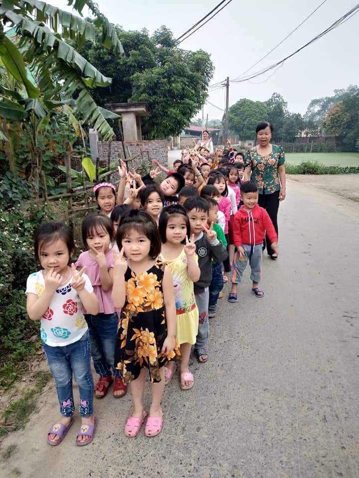Các con đi thăm đường làng