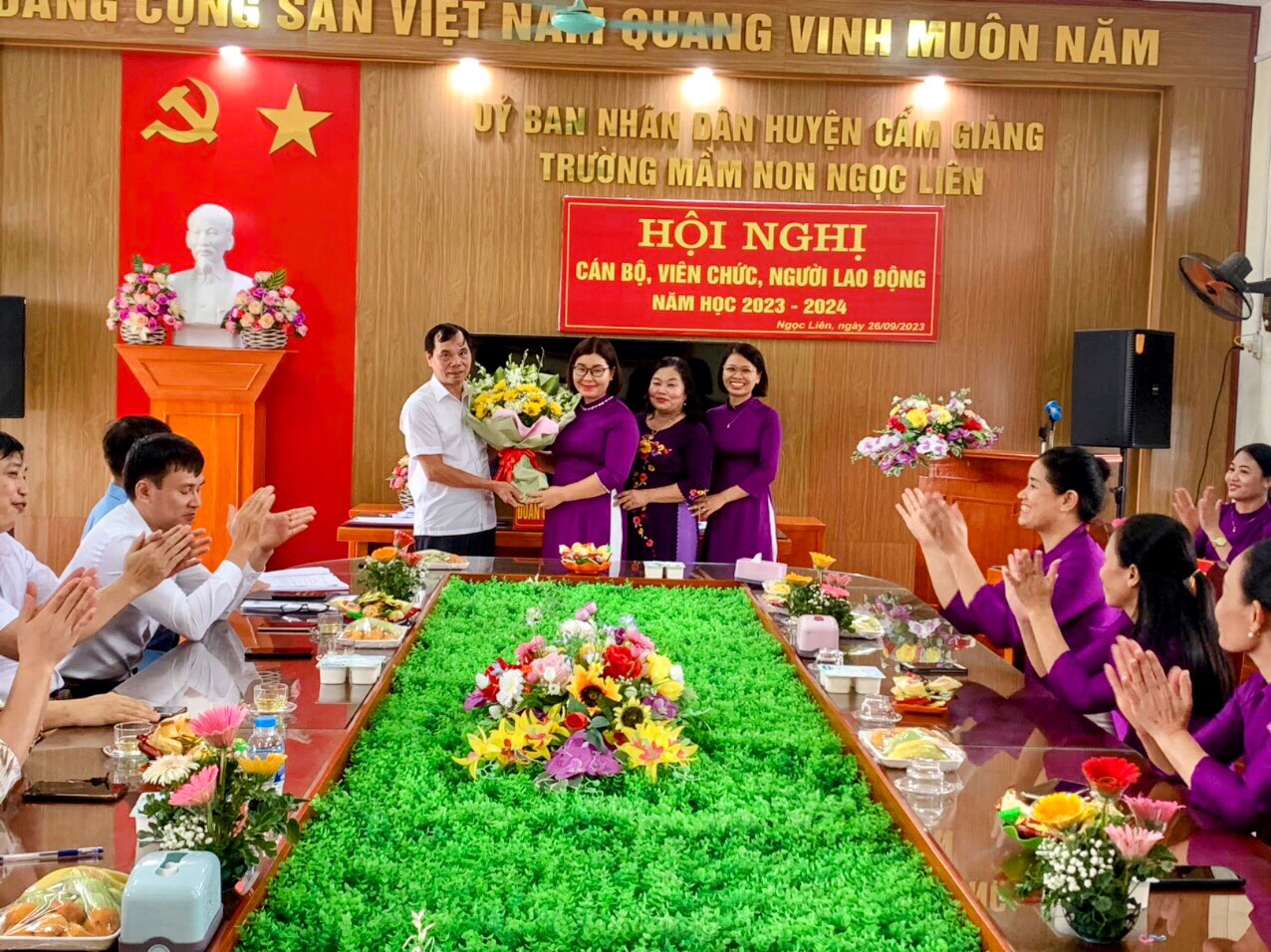 Đ/c Nguyễn Bá Tơn -Phó trưởng phòng GD tặng hoa chúc mừng