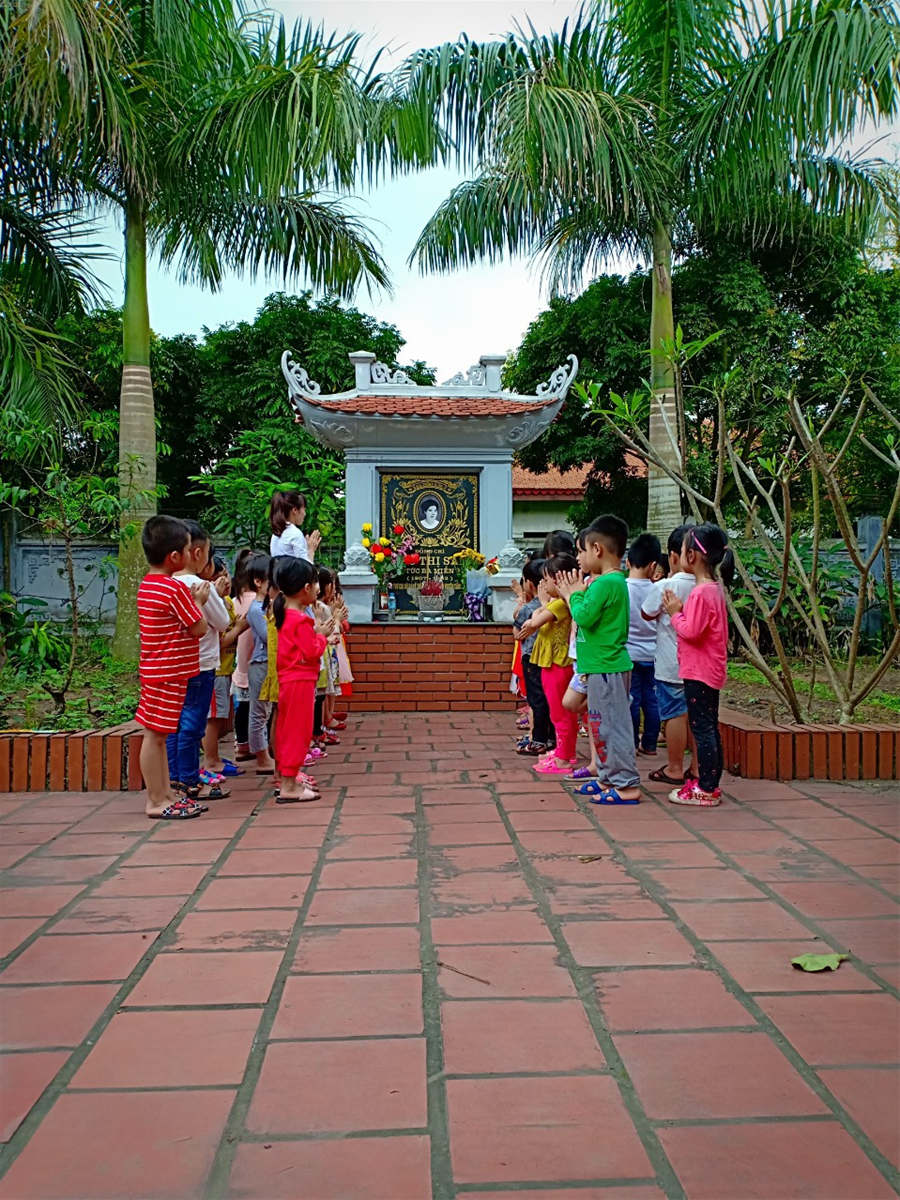 Trẻ thăm mộ bà Ngô Thị Sâm ( Bà Ba Miễn)